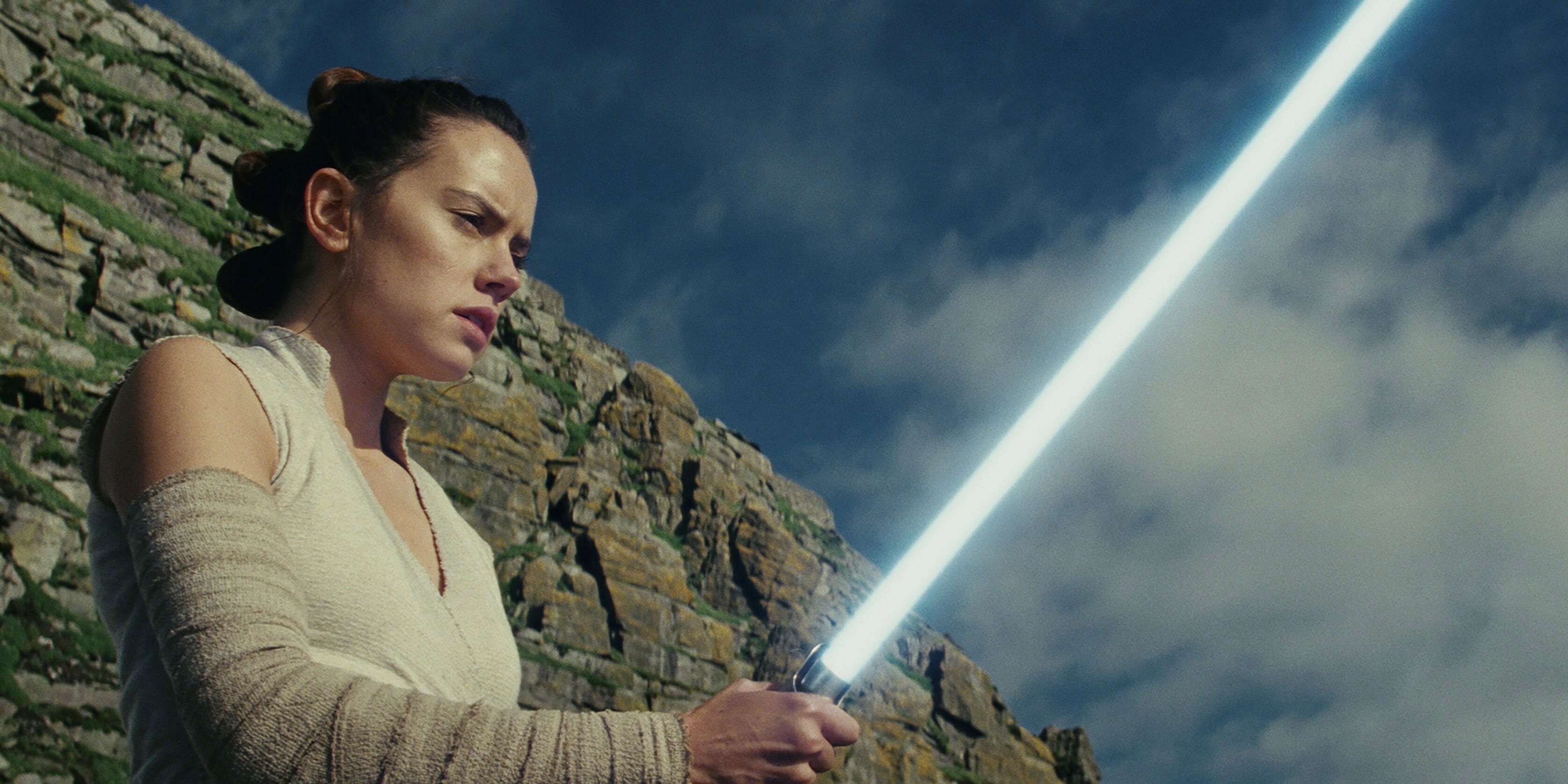 rey turns on lightsaber the last jedi