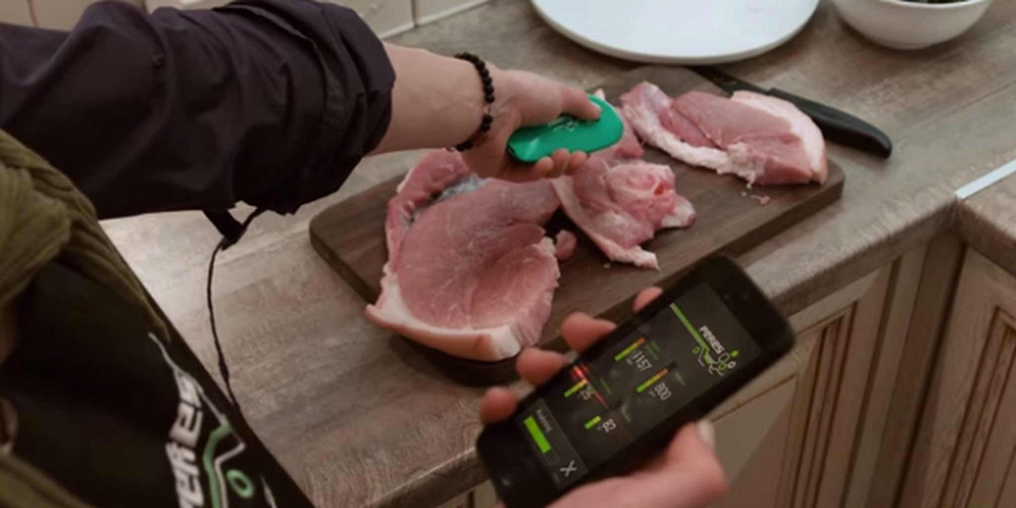 На разделаной свинине шишки на ребрах. Что будет если съесть недожаренное мясо. Что будет если съесть недожаренное мясо. Филе миньон медиум рейр. Мясо стейк.