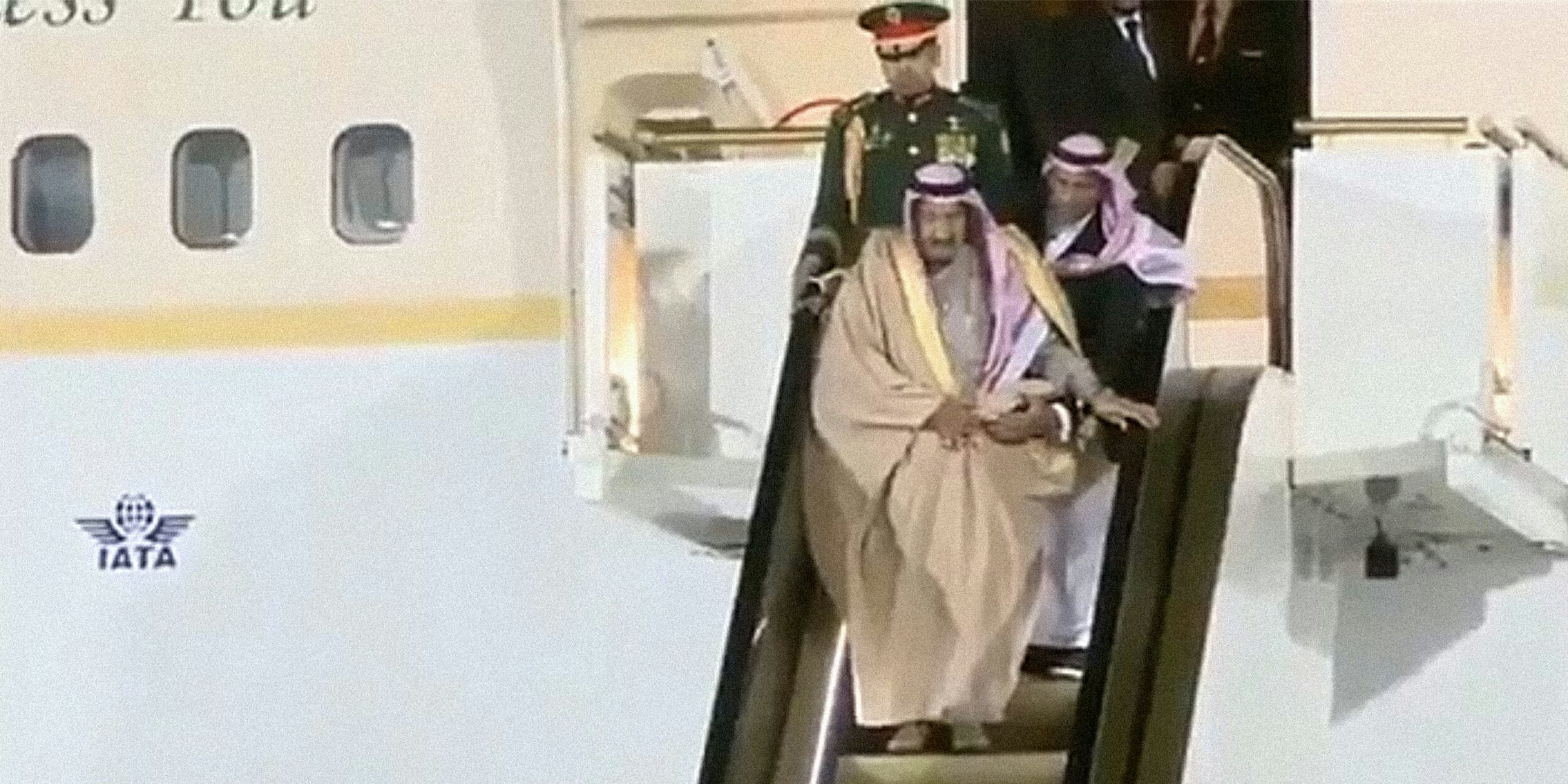 King Salman's escalator malfunctions on the runway