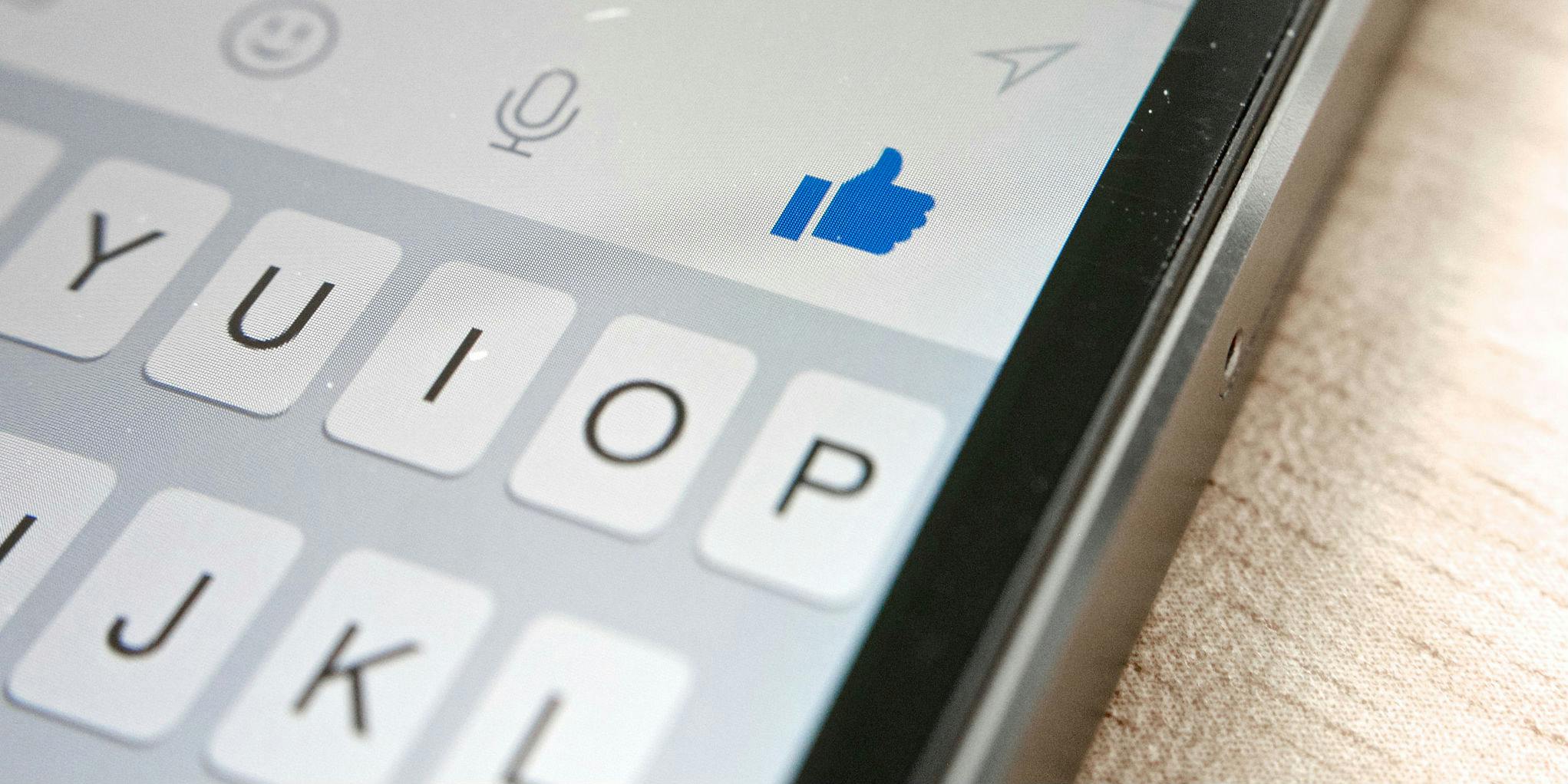 how to read facebook messages without the other person knowing