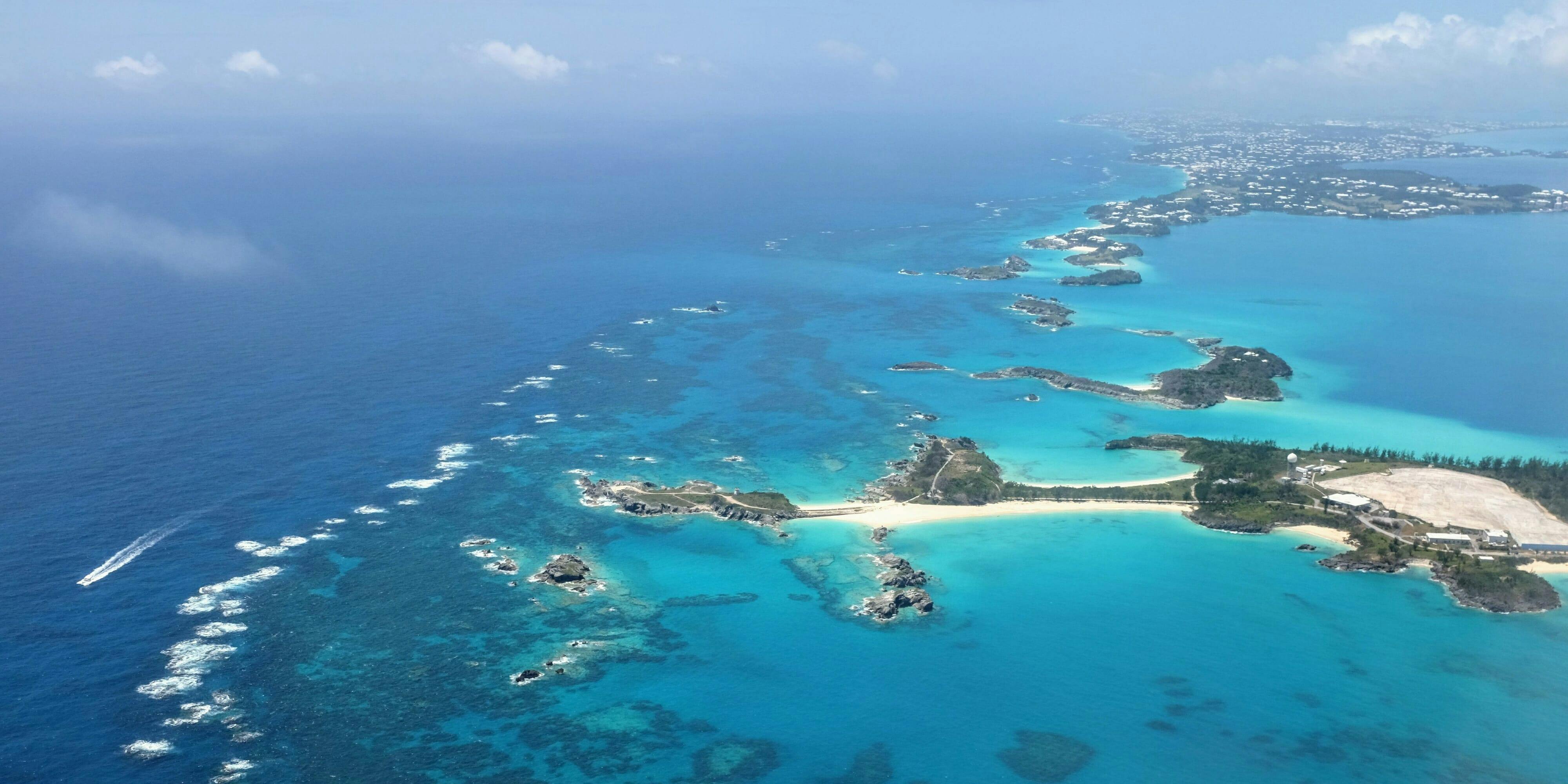 Атлантический океан самые большие острова. Саргассово море Бермудские острова. Остров Наранта бермуды. Остров Гамильтон Бермудские острова. Атлантический океан Бермудские острова.