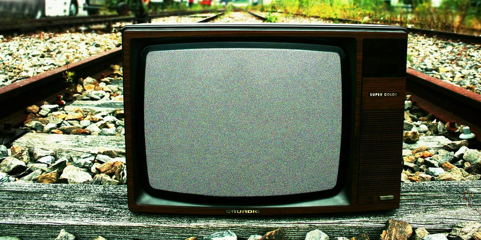 Сдать телевизор новый. Старый телевизор. Много телевизоров. Телевизор старого типа. Телевизор коробка старый.