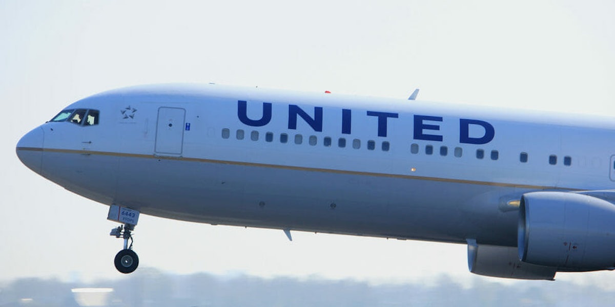 united airlines plane flight travel
