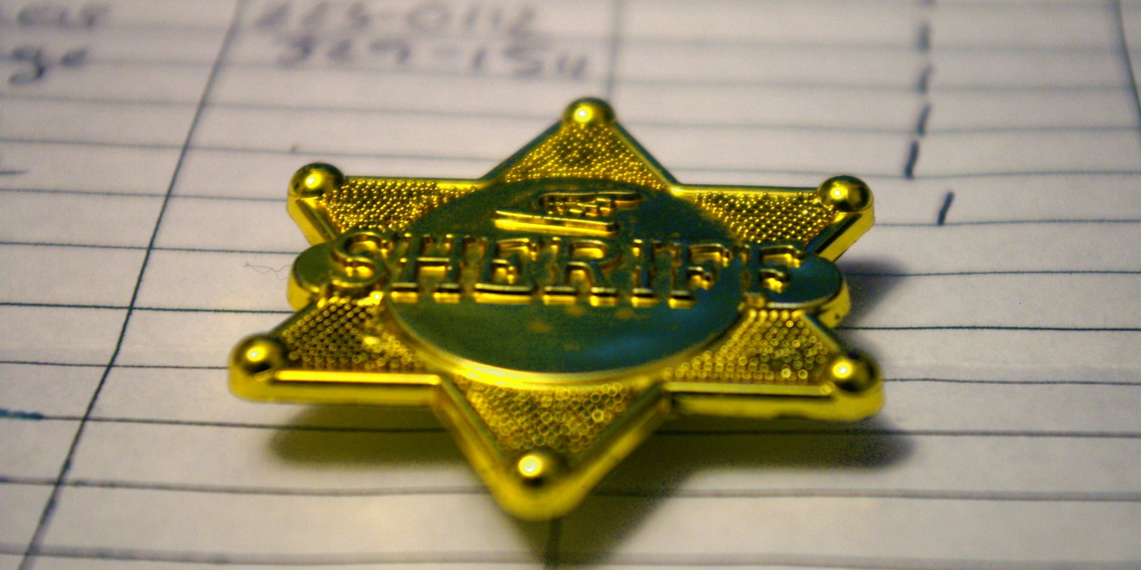 A generic-looking sheriff's badge.