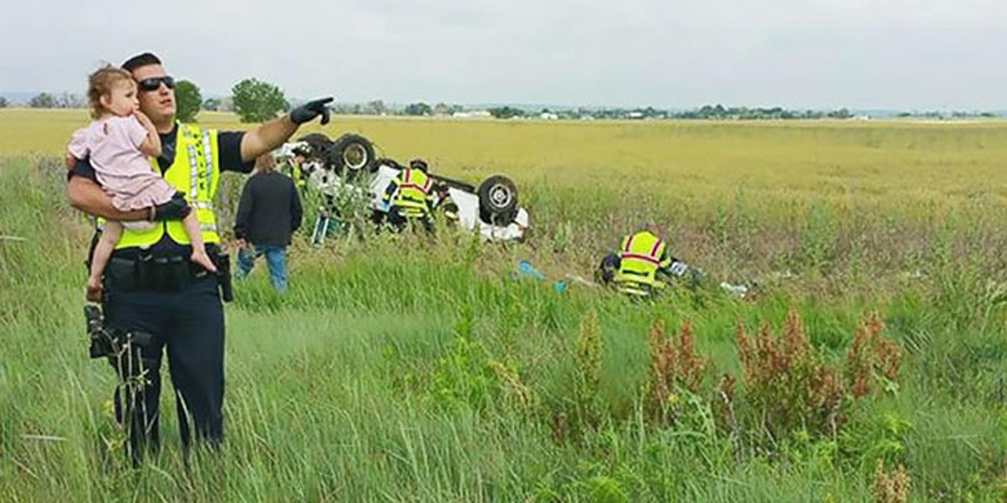 the-story-behind-this-photo-of-a-police-officer-and-a-toddler-will-give