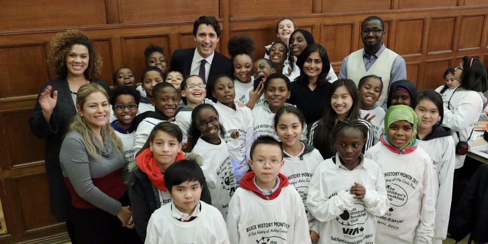 Canada Prime Minister Justin Trudeau poses with schoolchildren.