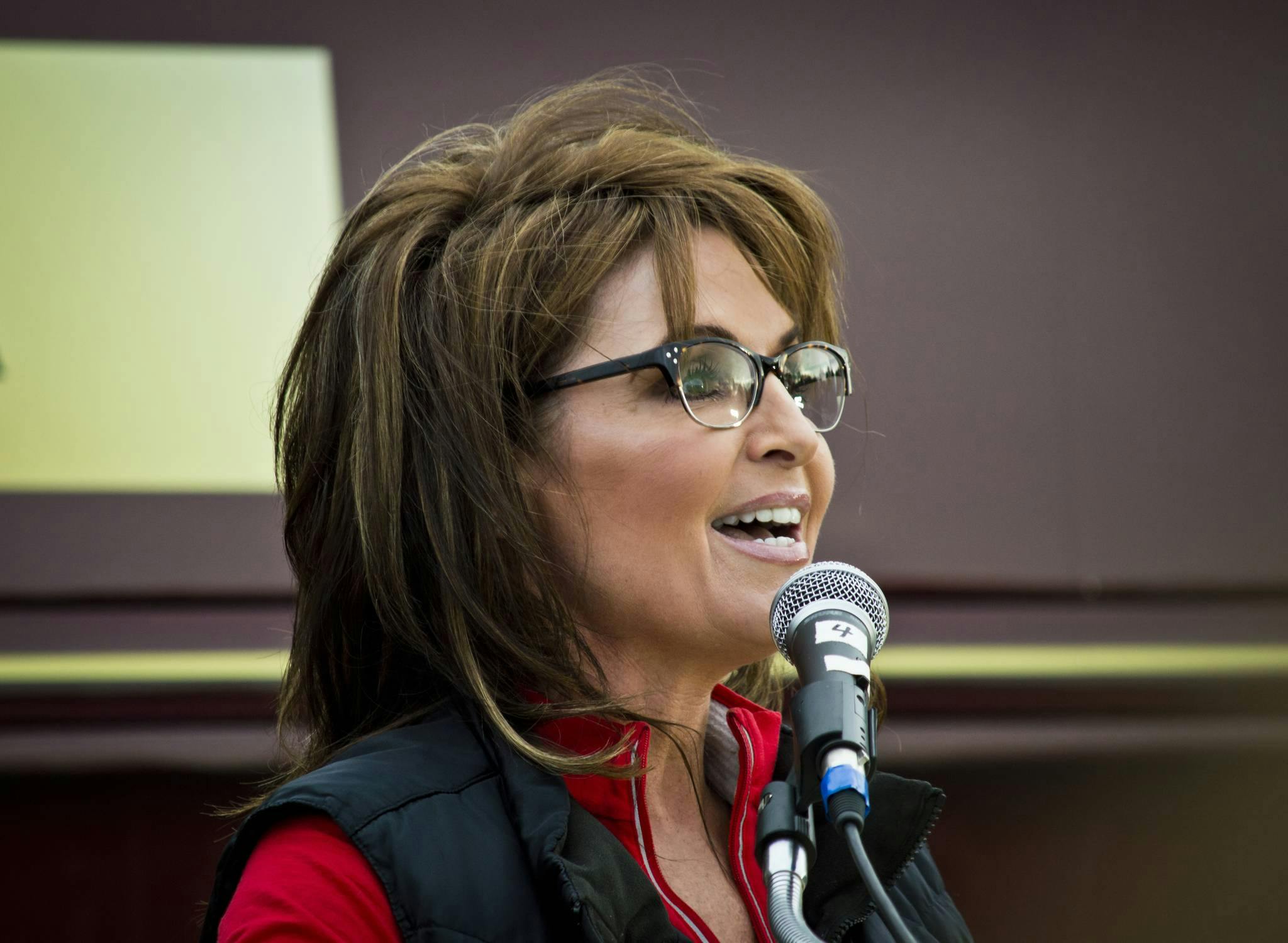 Sarah Palin, Former WikiLeaks Target, Apologizes to Julian Assange