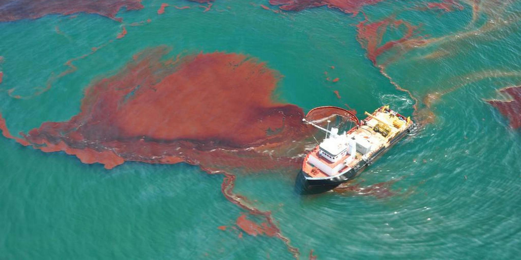 Взрыв на поверхности воды. Крушение танкера разлив нефти. Амоко Кадис разлив нефти. Танкер Amoco Cadiz. Разлив нефти в мексиканском заливе 2021.