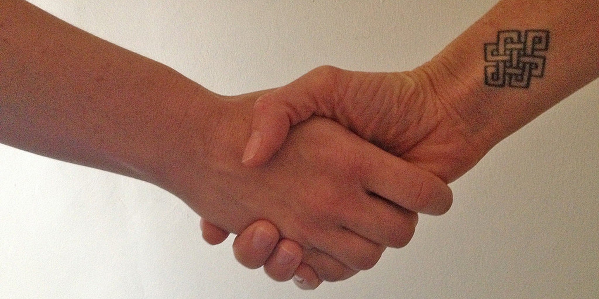 To be first hand. Тату рукопожатие. Тату рукопожатие римское. Братское рукопожатие тату. Рукопожатие рук с тату.