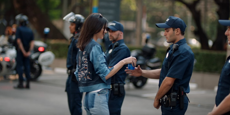 Jenner gives cop a pepsi