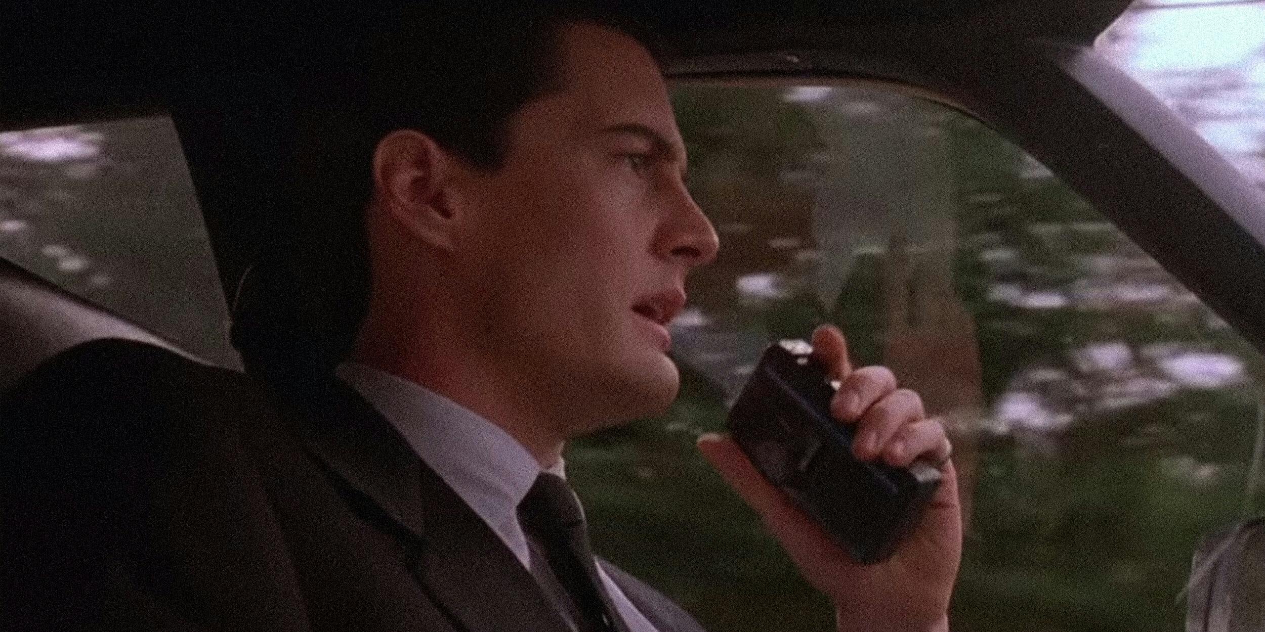 How to watch Twin Peaks online : Detective Cooper dictating to his secretary, Diane