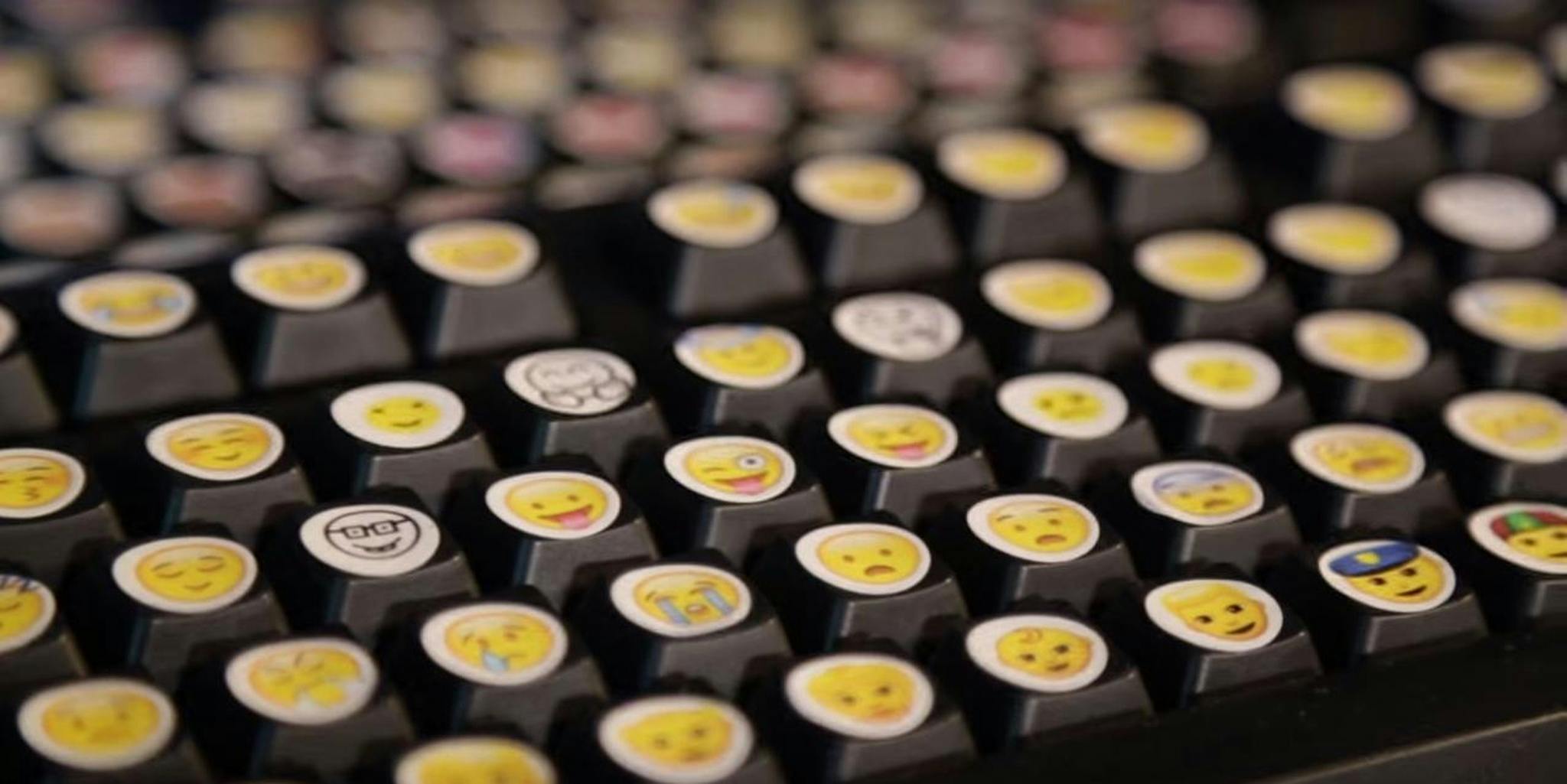 This keyboard has over 1,000 keys and they're all emojis - The Daily Dot