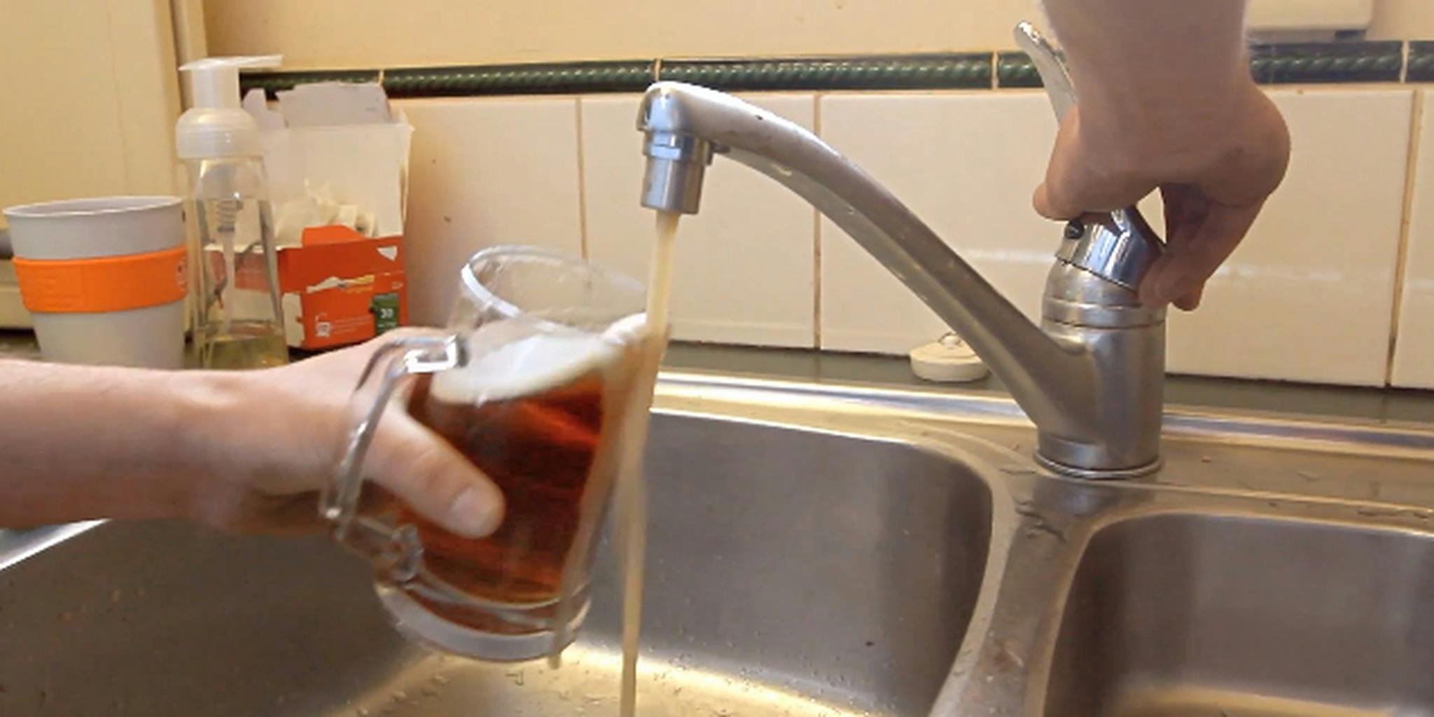 Почему нет воды на кухне. Пиво из крана. Кран с пивом в квартире. Вода течет из крана. Грязная вода из крана.