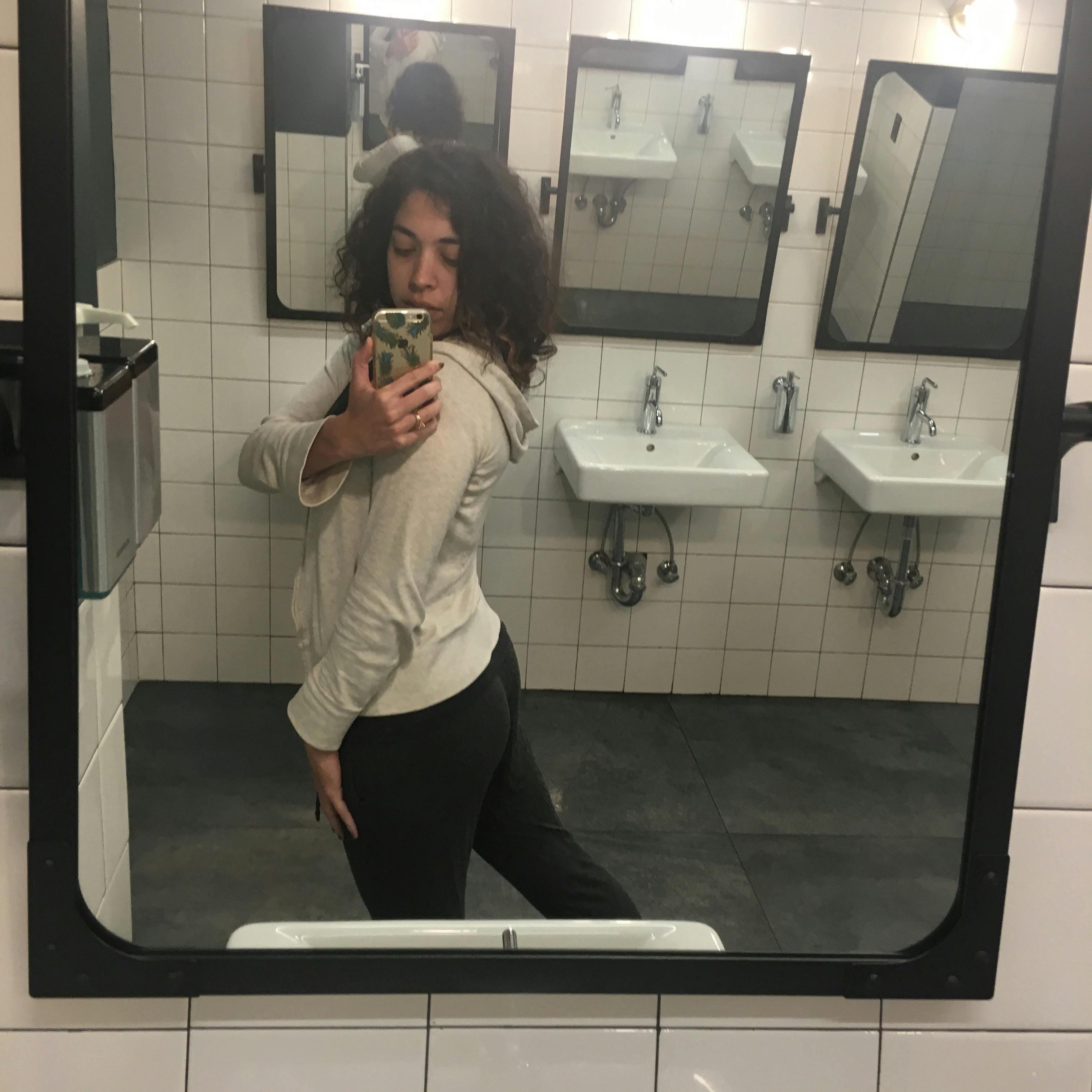 We tested out some butt selfie tips - The Daily Dot
