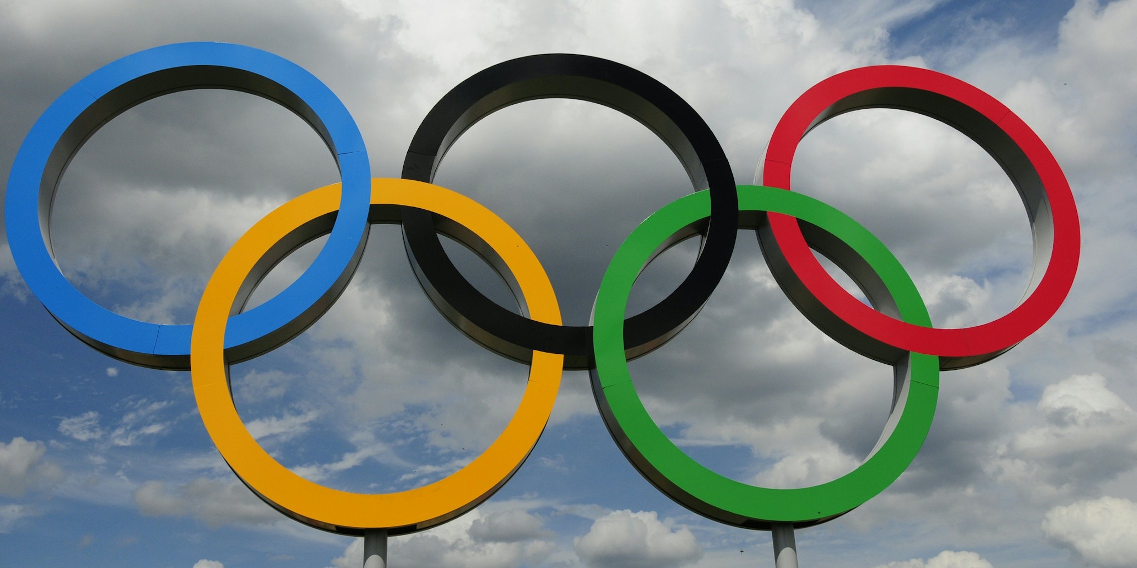 Какой цвет должен быть 2024. Зеленое олимпийское кольцо. Олимпийские кольца по отдельности. Желтое олимпийское кольцо. Олимпийские кольца на зеленом фоне.