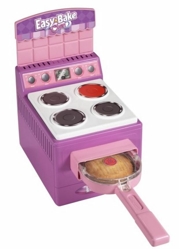 Easy bake. Easy Bake игрушка опасная. Игрушечная духовка. Easy Bake Oven. Игрушечная плита+печь.