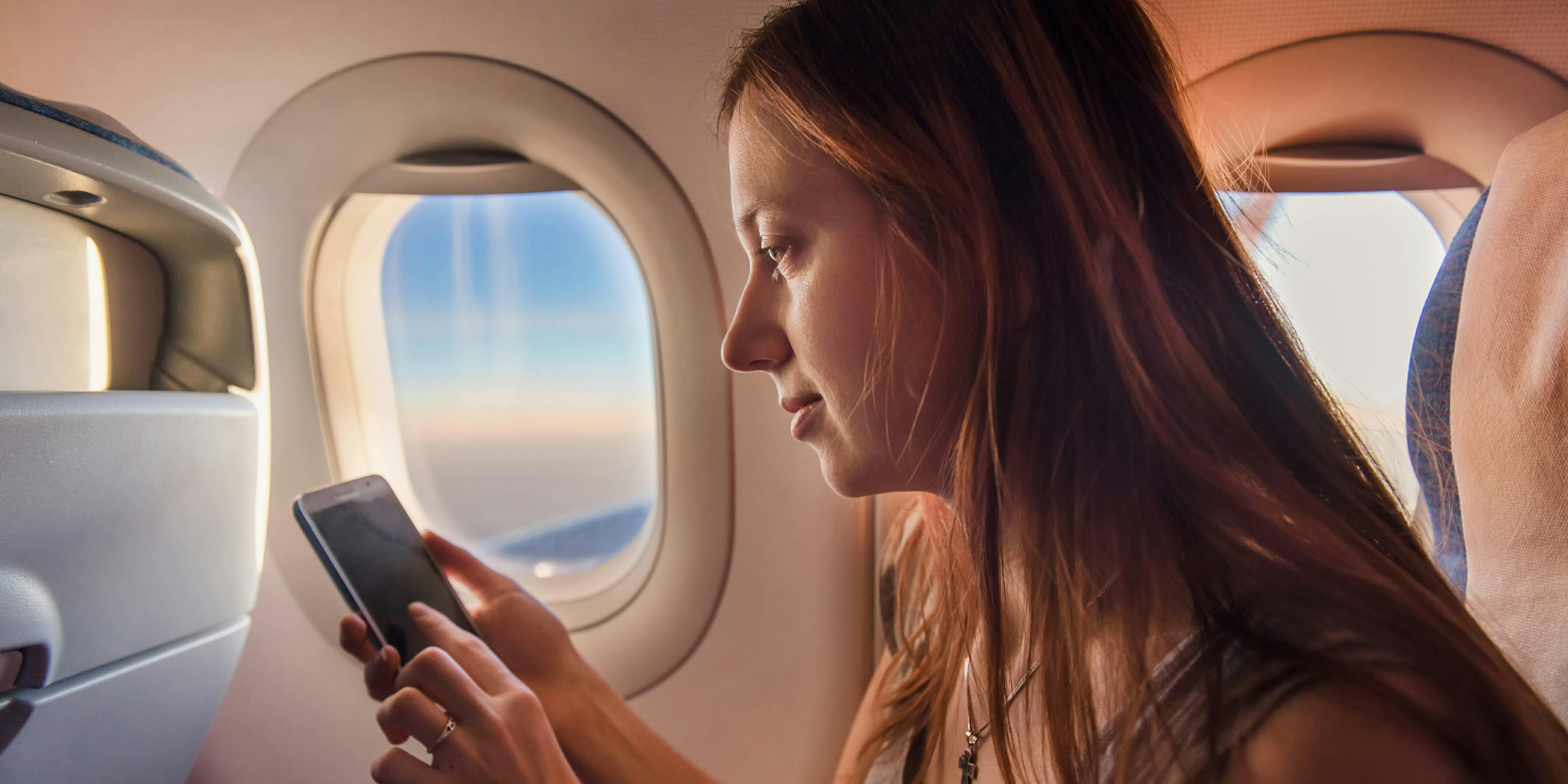В самолетах можно зарядить телефон. Человек с телефоном в самолете. Мобильник в самолете. Самолет. Девушка с телефоном в самолете.