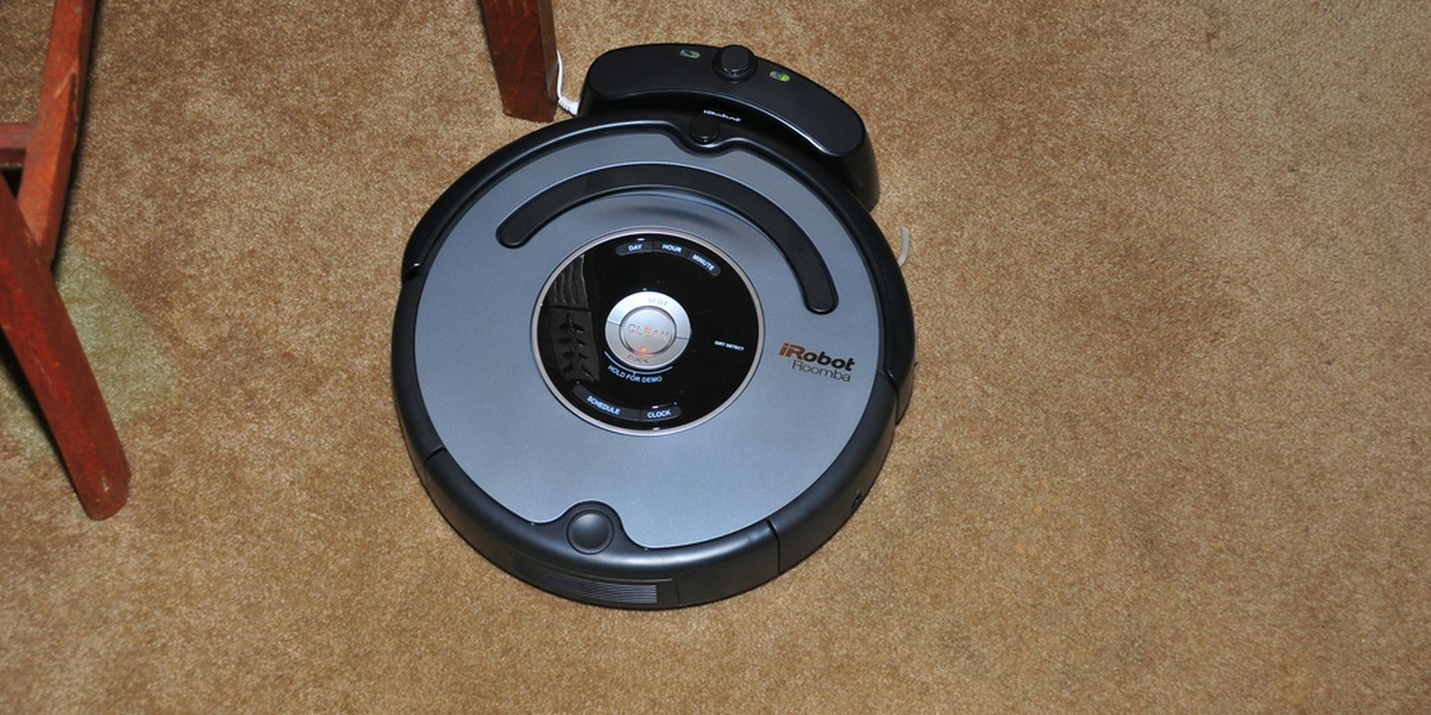 Fuerza motriz masa Berri Roomba tries to clean up dog poop, does a crappy job - The Daily Dot