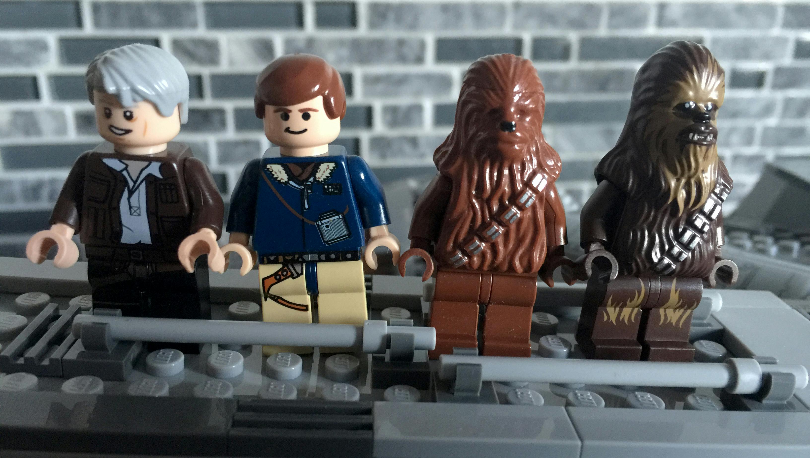 2004 versions of Lego Han Solo and Chewbacca with the new 2015 versions.