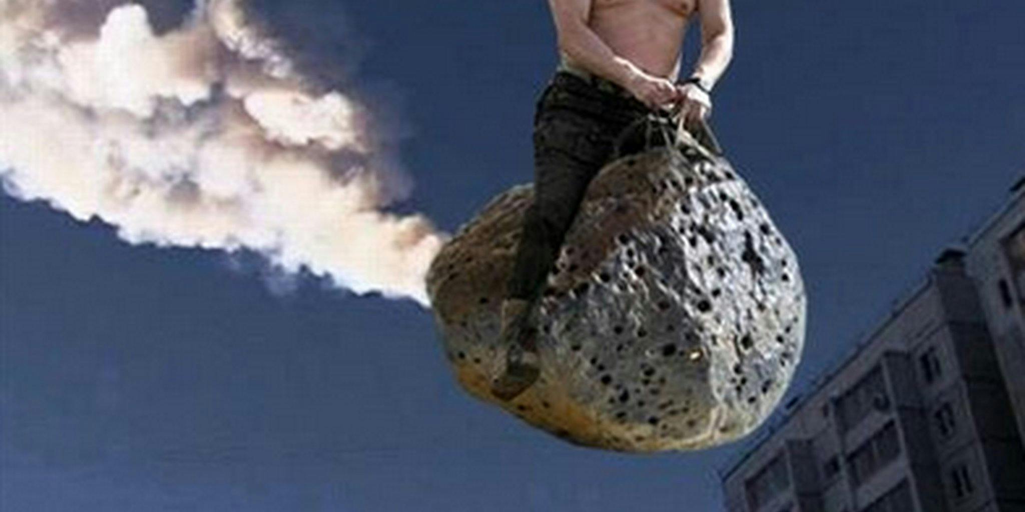 С неба падает гигантская еда название. Падение метеорита. Метеорит падает на землю. Человек метеорит.