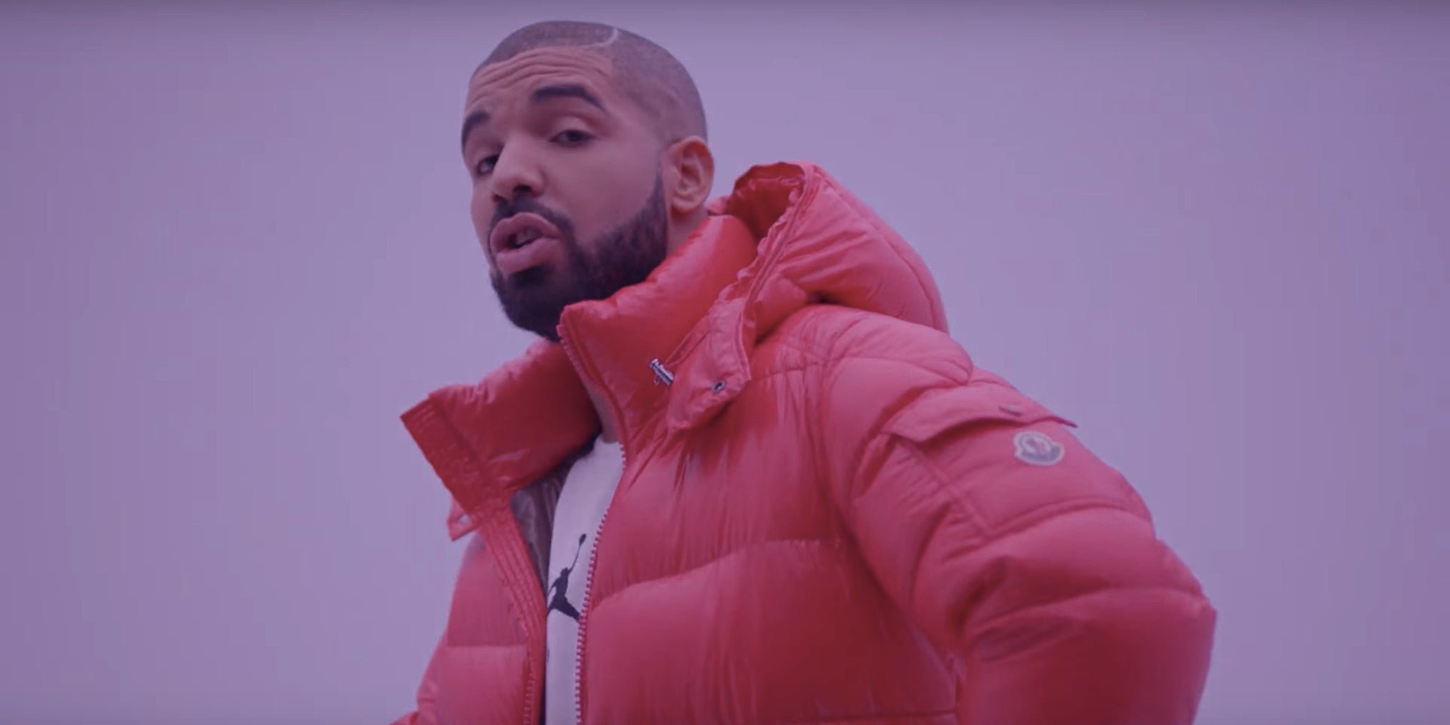 Клип где мужики. Drake в красной куртке. Дрейк Хотлайн блинг. Дрейк Hotline Bling. Дрейк клип.