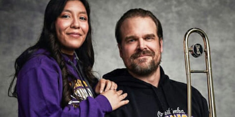 David Harbour came through on a promise to take senior portraits with a fan if she got over 25,000 likes on Twitter.