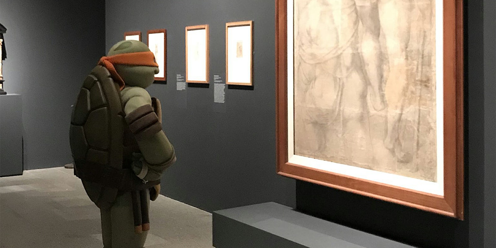 TMNT Michaelangelo looking at a work by Michelangelo