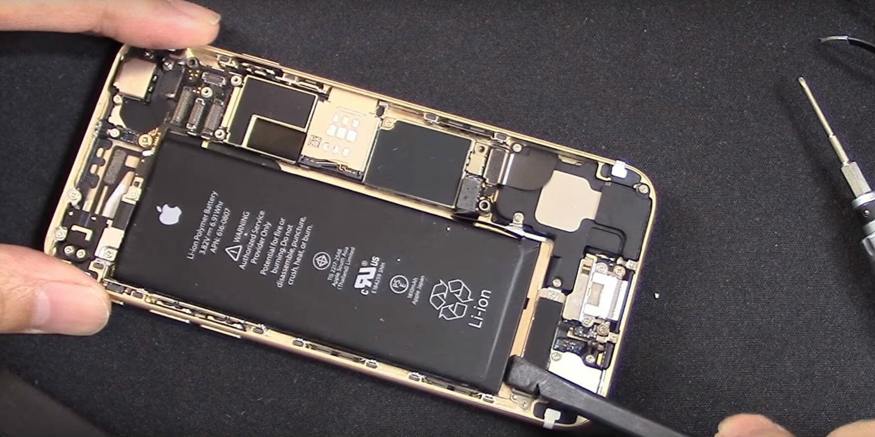 Замена айфон 7. Iphone XS Batarya. Apple iphone 10 аккумулятор. Iphone 6gs Battery replacing. Battery Replacement iphone 11.