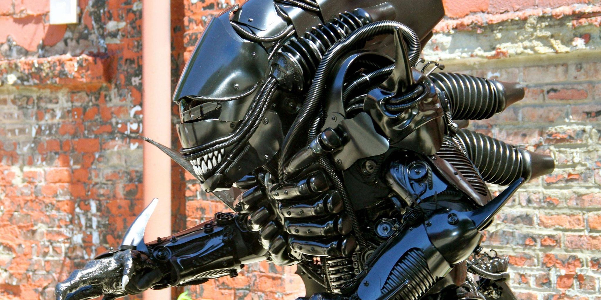 How to cosplay as the Alien xenomorph