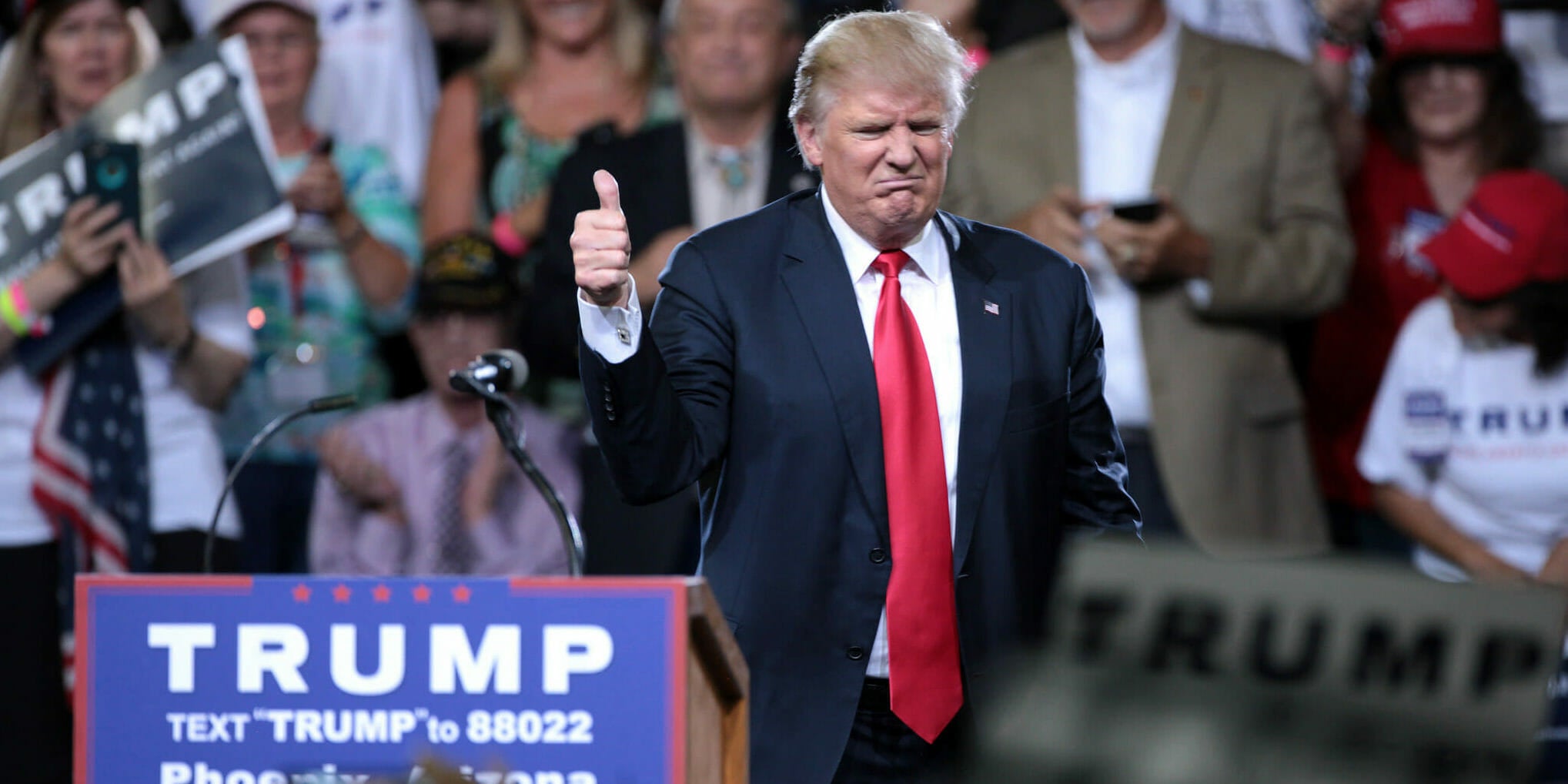 Trump poses at a rally.