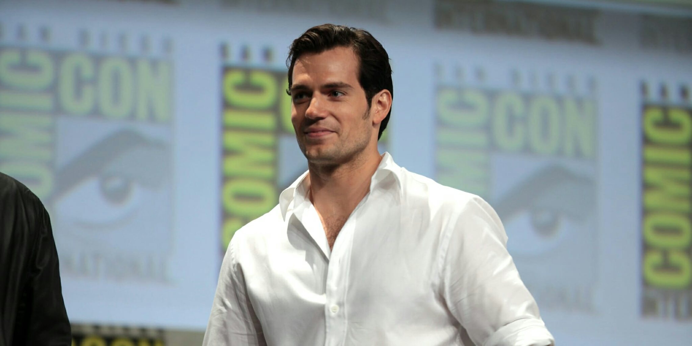 Watch: Henry Cavill Rocks Superman Shirt But Isn't Recognized in