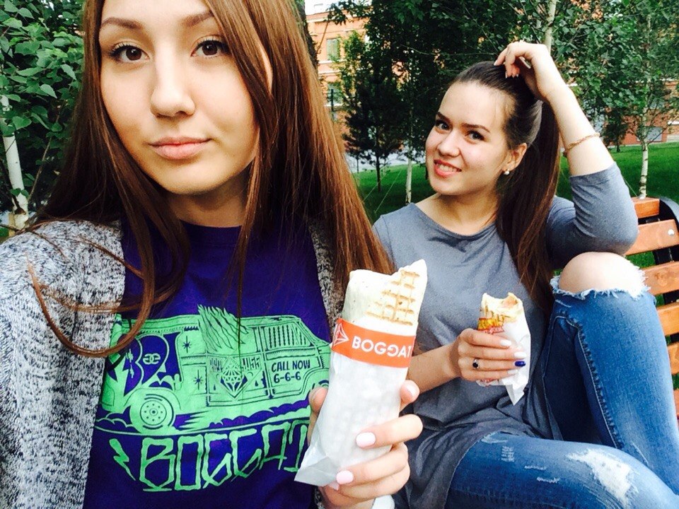 Russian women are posing for sexy selfies while holding shawarma