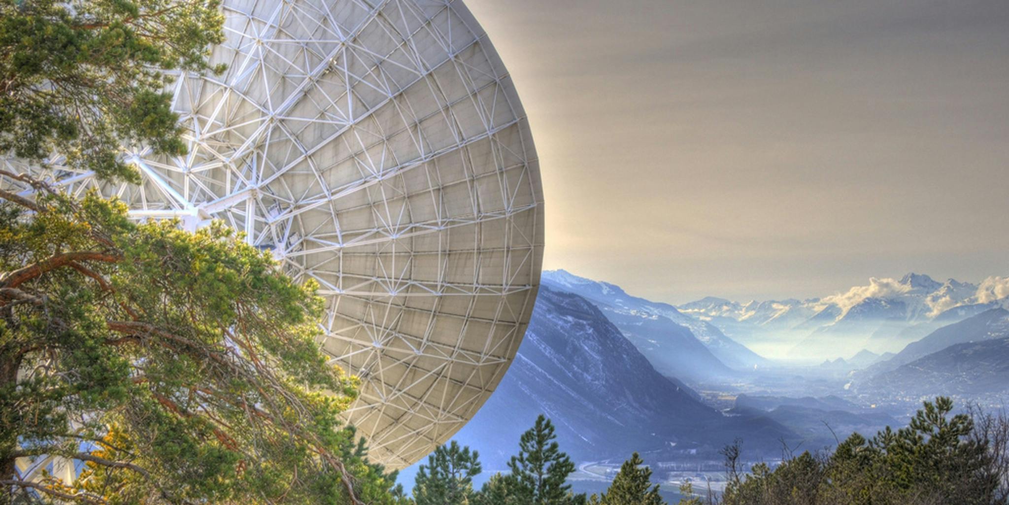 Природа спутников. Огромная спутниковая тарелка. Большая антенна. Параболическая антенна. Радиотелескоп.