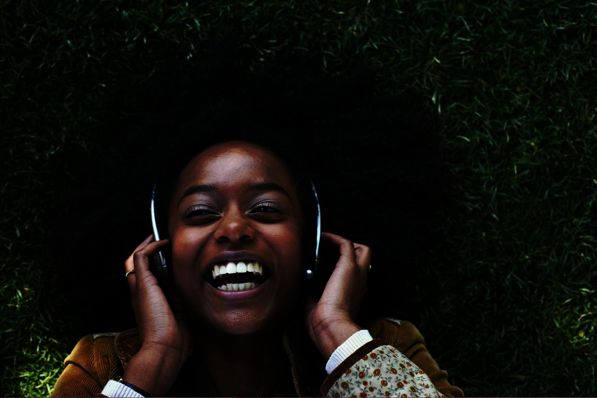 Happy listening. Афро эмоции. Happy Black. Black people Happy. Happy Black woman.