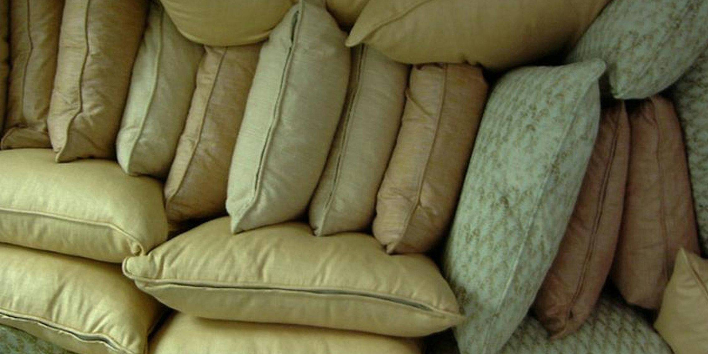 Подушка сдать можно. Старая подушка. Старые перьевые подушки. Перины подушки старые. Грязная подушка.
