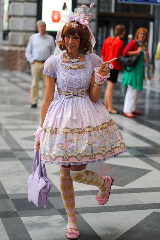 A pink lolita-style dress < with my hands - Dream