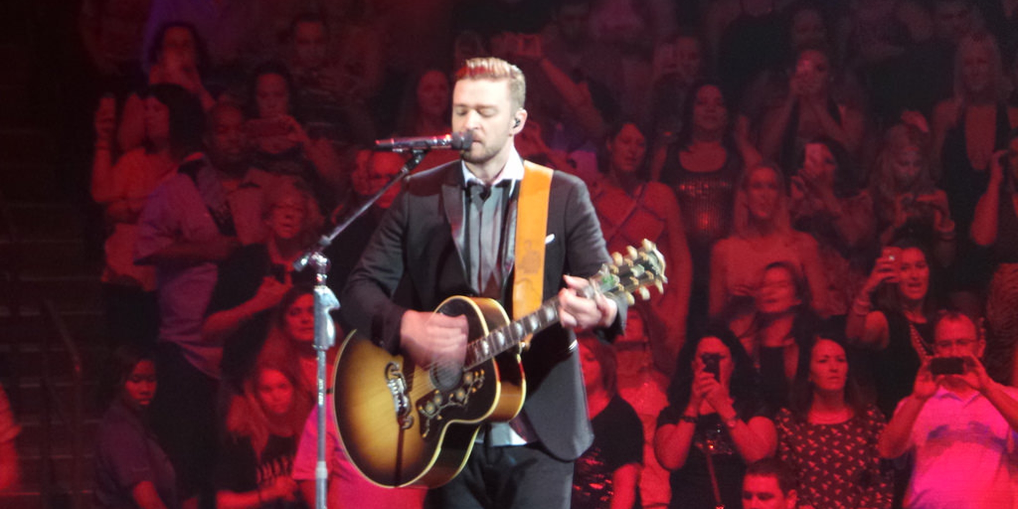 Justin Timberlake Receives A Touching Gift From A Young Fan At A ...