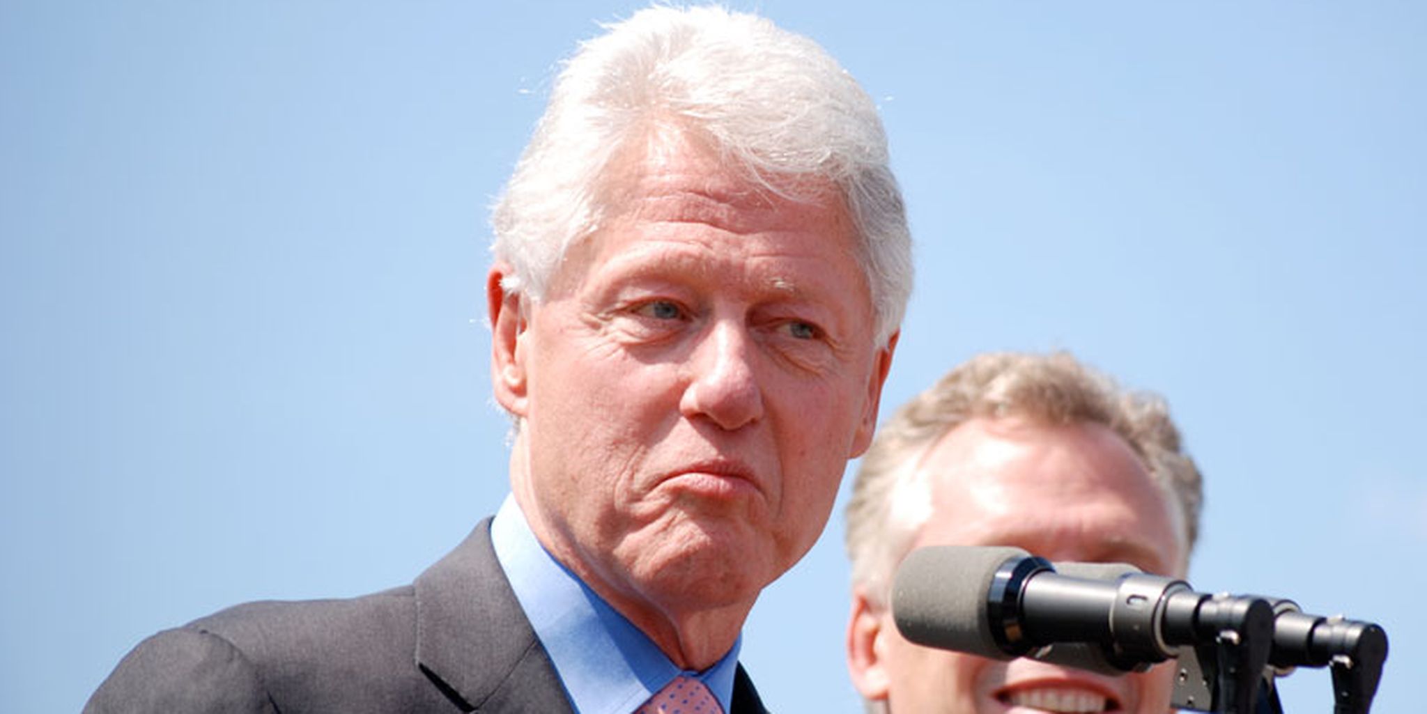 Bill Clinton learns about Snapchat after getting face swapped - The