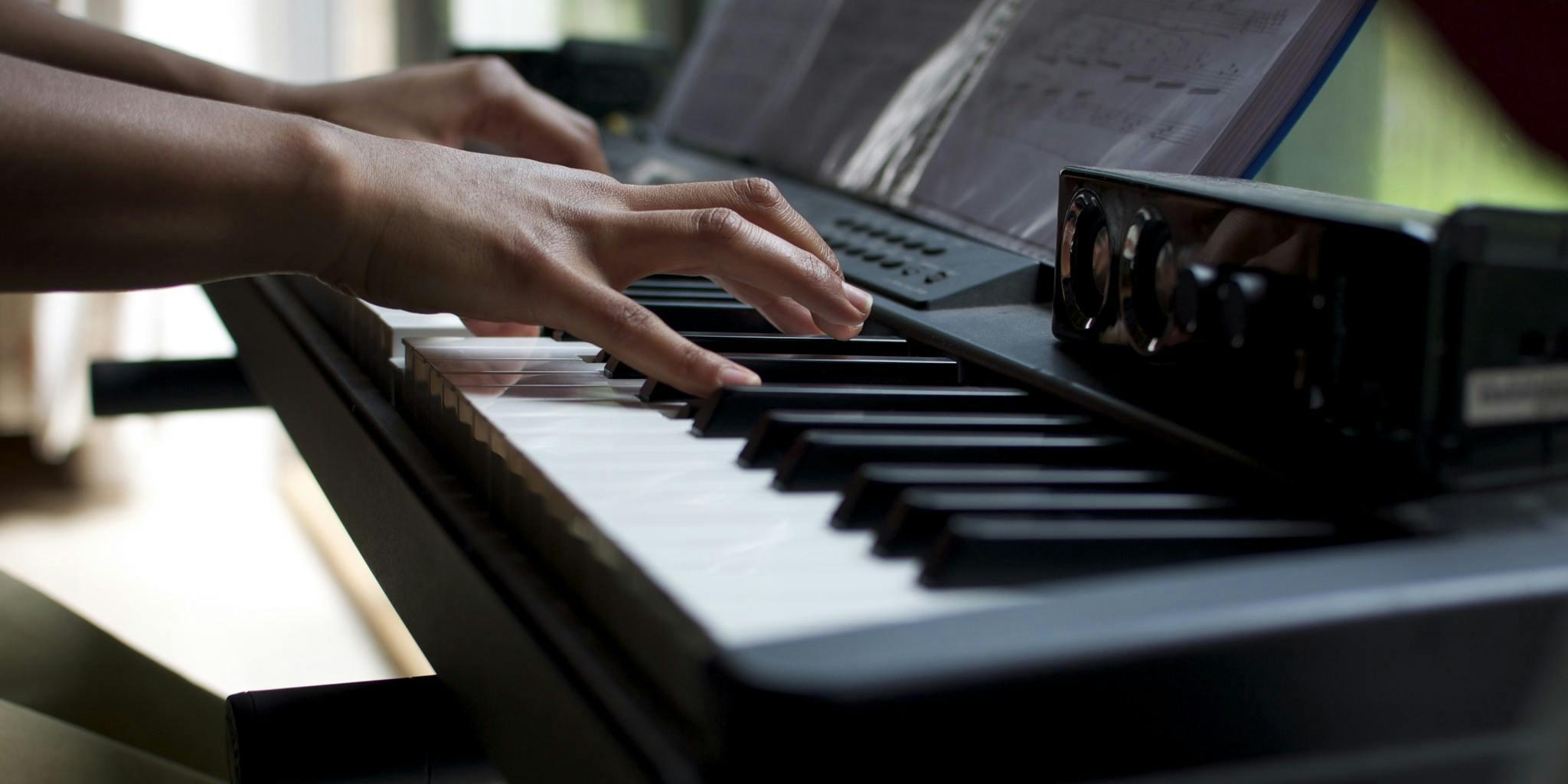 man-who-lied-about-playing-piano-on-r-sum-asked-to-perform-at-work