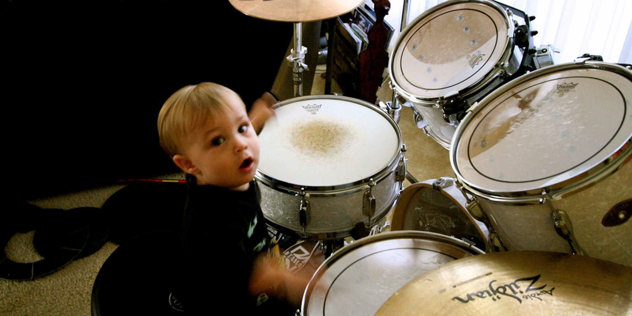 Mira a este bebé baterista tocar PanteraMira a este bebé baterista tocar Pantera  