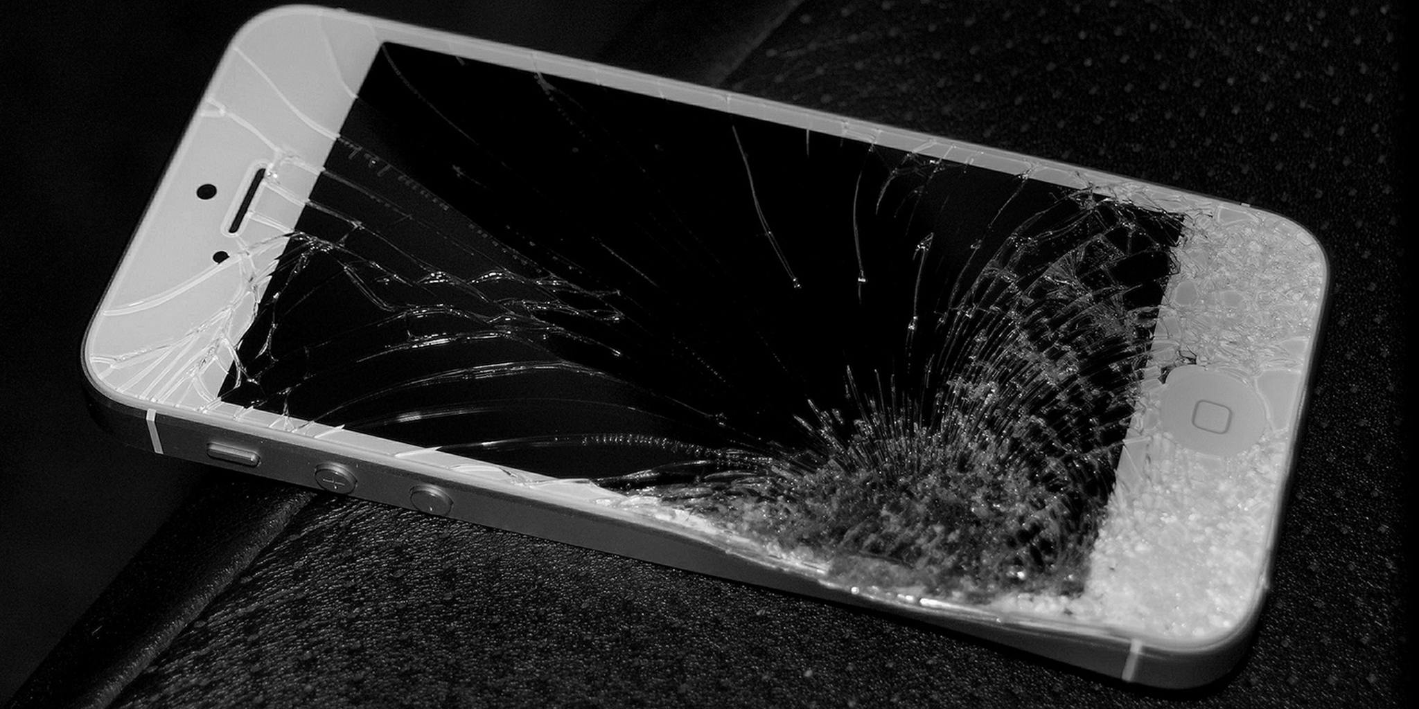 Купить разбитый телефон. Разбитый айфон 5. Iphone 5s разбитый. Сломанный айфон 5s. Разбитый экран смартфона.