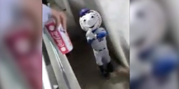 Mr. Met flips off fans with non-existent middle finger after