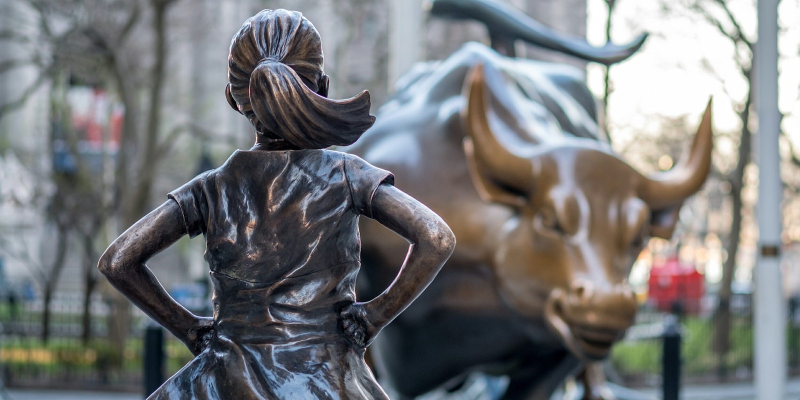 Fearless Girl statue near Wall Street bull